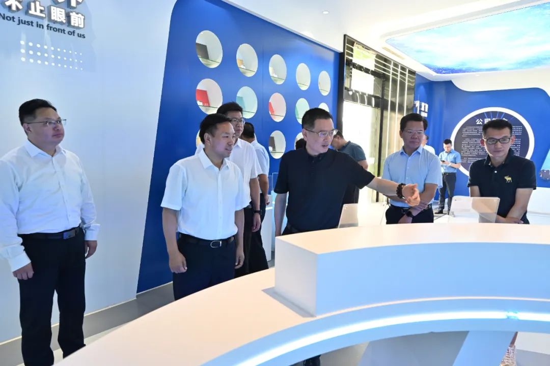 連云港市市長邢正軍一行蒞臨江蘇慧智新材調(diào)研(圖2) 連云港市市長邢正軍一行蒞臨江蘇慧智新材調(diào)研(圖2)